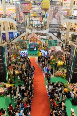 KL, Malezya - 18 Nisan 2023: Michelle Yeoh 'un eve dönüş hayranı 2023 Oskar En İyi Kadın Oyuncu ödülünü kazandıktan sonra Pavilion Kuala Lumpur' da buluştu..