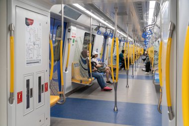 Kuala Lumpur, Malezya - 15 Nisan 2023: Son MRT 2 Putrajaya hattında (Mass Rapid Transit) yolcular. MRT 2, Sungai Buloh 'da Putrajaya hattına giden en son toplu taşıma sistemi..