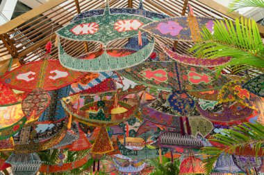 Kuala Lumpur, Malezya - 21 Nisan 2023: Mid Valley Megamall 'daki Hari Raya sırasında Wu temalı kampung' da geleneksel renkli Malay Wau uçurtmaları ve dekorasyonları.