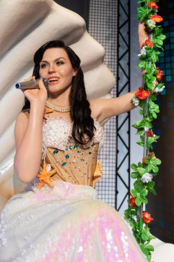 Shah Alam, Malezya - 17 Nisan 2023: Katy Perry 'nin balmumu heykeli I-City Shah Alam' daki Kırmızı Halı 2 'de sergilendi.