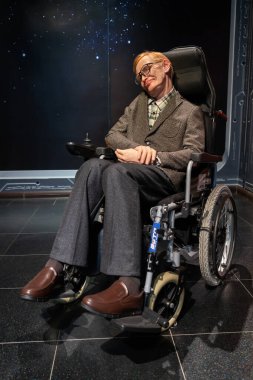 Shah Alam, Malezya - 17 Nisan 2023: Stephen Hawking 'in balmumu figürü I-City Shah Alam' daki Kırmızı Halı 2 'de sergilendi.