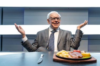 Shah Alam, Malezya - 17 Nisan 2023: Warren Buffett 'in balmumu figürü I-City Shah Alam' deki Kırmızı Halı 2 'de sergilendi.