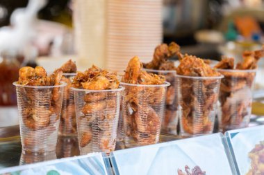 Yiyecek tezgahında satılan karideslerin yakın çekim görüntüsü..