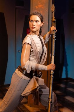 Shah Alam, Malezya -17 Nisan 2023: Rey 'in balmumu heykeli I-City Shah Alam' daki Kırmızı Halı 2 'de sergilendi. Star Wars serisinin bir karakteri ve devam filmi üçlemesinin baş kahramanıdır..