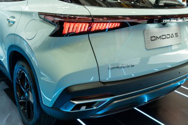 Serdang, Malezya - 5 Mayıs 2023: Malezya Tarım Sergisi Serdang 'da (MAEPS) Yeni Chery Omoda 5 aracı sergilendi).