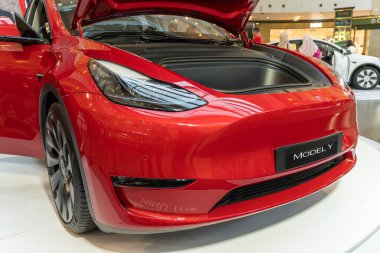 KL, Malezya - 3 Temmuz 2023: Tesla Model Y 'nin kaputunun altında ek bir ön bot veya depo bulunmaktadır.