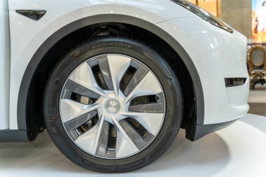 KL, Malezya - 3 Temmuz 2023: Tesla, Malezya 'daki Pavilion Kuala Lumpur' daki yeni pazarındaki son genişlemesi kapsamında elektrikli araç Y 'yi piyasaya sürdü. Y modelinin lastiğinin yakın görüntüsü