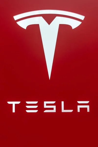Malásia Julho 2023 Logotipo Marca Tesla Fundo Vermelho Imagens Royalty-Free