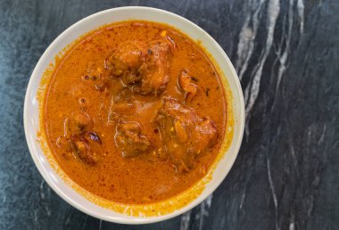 Hint yemeğinin en üst görüntüsü. Tavuk tikka masala.