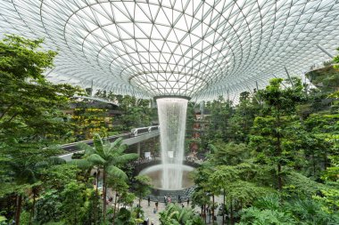 Singapur - 29 Ağustos 2023 Jewel Changi Havalimanı, Changi Havalimanı 'nın Singapur yolcu terminallerinden biriyle çevrili doğa temalı bir eğlence ve perakende tesisidir..