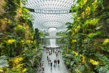 Singapur - 29 Ağustos 2023 Jewel Changi Havalimanı, Changi Havalimanı 'nın Singapur yolcu terminallerinden biriyle çevrili doğa temalı bir eğlence ve perakende tesisidir..