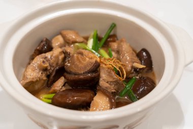 Mantarlı susamlı tavuk, soğan ve doğranmış zencefil..