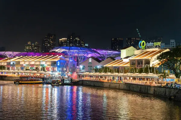 Singapur - 28 Ağustos 2023: Heritage Clarke Quay Singapur 'un gece manzarası. İnsanlar etrafını keşfederken görülebilir..