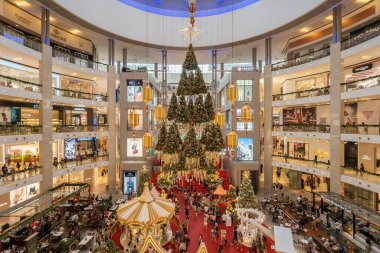 Kuala Lumpur, Malezya - 25 Kasım 2023: Pavilion Kuala Lumpur 'da güzel bir Noel süsü. İnsanlar onun etrafında keşfe ve alışverişe çıkabilirler..