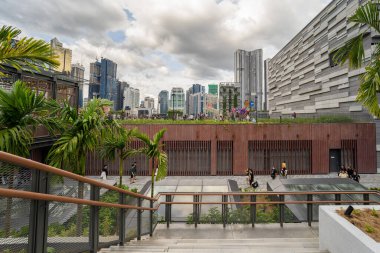 KL, Malezya-Dec 22023: İnsanlar TRX 'in çatısındaki TRX Şehir Parkı' nın etrafındaki keşifleri görebiliyorlar.