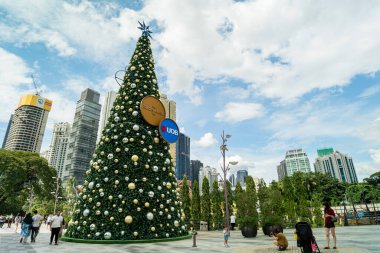 KL, Malezya-Dec 2.2023: İnsanlar, The Exchange TRX alışveriş merkezindeki parktaki güzel Noel ağacını gezerken görülebiliyor.