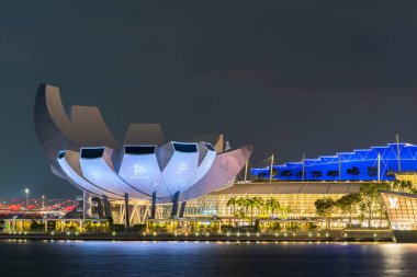 Singapur - 30 Ağustos 2023: Singapur 'daki Marina Körfezi Kumları' nın güzel gece manzarası.
