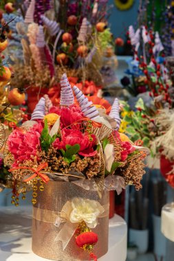 Çin Yeni Yılı boyunca suni çiçeklerle süslenmiş güzel bir çiçekçi dükkânı..