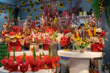 Çin Yeni Yılı boyunca çeşitli suni çiçek süslemeleri olan güzel bir çiçekçi dükkânı..