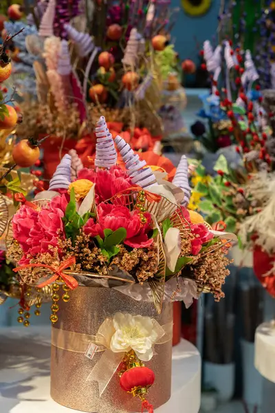 Çin Yeni Yılı boyunca suni çiçeklerle süslenmiş güzel bir çiçekçi dükkânı..