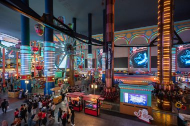 Pahang, Malezya - 1.2024 Mart: Genting Highlands 'taki Skytropolis Kapalı Tema Parkı.