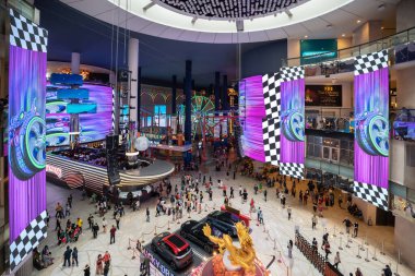 Genting Highlands, Malezya - Mart 1,2024: SkyAvenue, Genting Highlands 'deki alışveriş merkezinin tamamına yayılan LED ekranlı bir alışveriş merkezidir. İnsanlar etrafı keşfederken görülebilir.