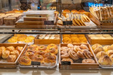 Fırındaki tepside satılan çeşitli hamur işleri ve ekmekler..