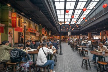 Pahang, Malezya - Mart 12024: İnsanlar öğle yemeklerini SkyAvenue Genting Highlands 'deki Malezya Gıda Sokağı gıda katında yerken görülebilir.