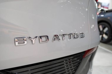 Kuala Lumpur, Malezya - 11 Mart 2024: BYD Atto 3 logosunun BYD Atto 3 üzerindeki yakın görüntüsü.
