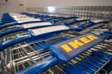 Kuala Lumpur, Malezya - 8 Mart 2024: Ikea alışveriş arabası veya tramvay mobilya taşımak için kullanılır. IKEA, 2008 yılından bu yana dünyanın en büyük mobilya perakendecisi oldu..