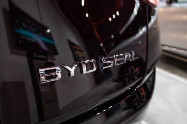 Kuala Lumpur, Malezya - 11 Mart 2024: BYD Mühür elektrikli aracının BYD Mühür logosunun yakın görüntüsü.