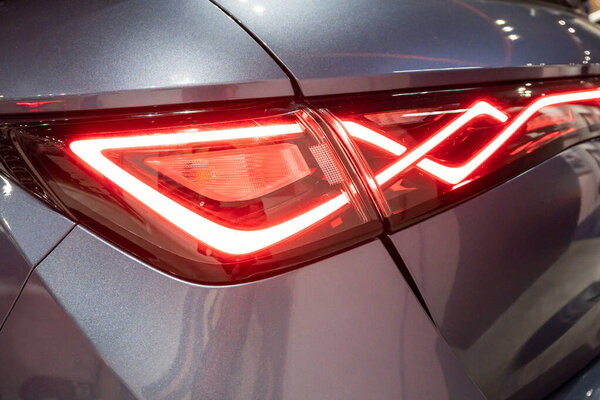 Красивое заднее освещение электромобиля BYD Dolphin.