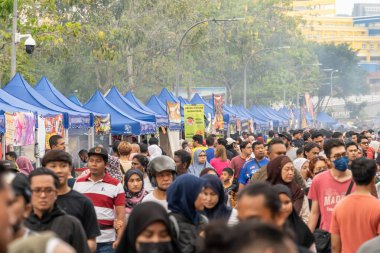 Kuala Lumpur, Malezya - 16 Mart 2024: İnsanlar Ramazan Çarşısı çevresinde yiyecek ararken ve satın alırken görüldüler. Müslümanların kutsal Ramazan ayında oruç tutmaları planlanıyor..
