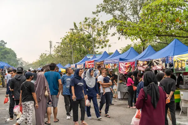 Kuala Lumpur, Malezya - 16 Mart 2024: İnsanlar Ramazan Çarşısı çevresinde yiyecek ararken ve satın alırken görüldüler. Müslümanların kutsal Ramazan ayında oruç tutmaları planlanıyor..