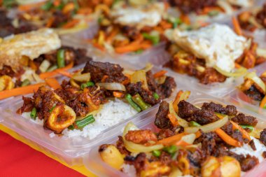 Kızarmış zerdeçal bifteği ve pirinçli ve yeşil fasulyeli kalamar yakından görülüyor..