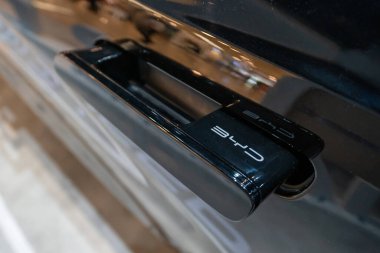 Kuala Lumpur, Malezya - 11 Mart 2024: BYD Mühür logosunun BYD elektrikli aracın kapı kolundaki yakın görüntüsü.
