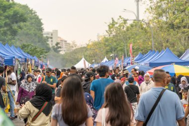 Kuala Lumpur, Malezya - 16 Mart 2024: İnsanlar Ramazan Çarşısı çevresinde yiyecek ararken ve satın alırken görüldüler. Müslümanların kutsal Ramazan ayında oruç tutmaları planlanıyor..