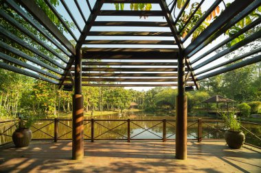 Putrajaya Bataklık Parkı 'ndaki flamingo havuzunun balkonundan güzel bir sabah manzarası..