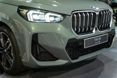 Kuala Lumpur, Malezya - 5 Mayıs 2023: BMW iX1 motor fuarında sergilenmektedir. Bu Bavyera markasının en küçük EV arabası..