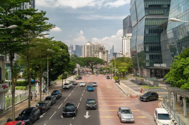 Kuala Lumpur, Malezya - 9 Nisan 2024: Kuala Lumpur 'daki Brickfields Little India' daki yoğun trafiğin görüntüsü. Genelde turistlerin yanı sıra yerel halkla da doludur..