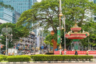 KL, Malezya - 12 Nisan 2024: Brickfields Junction Fountain, KL 'nin resmi' Küçük Hindistan 'ın yerel noktasıdır. Çeşmenin tasarımındaki sembolik elementler filler, kuğular ve nilüferler.