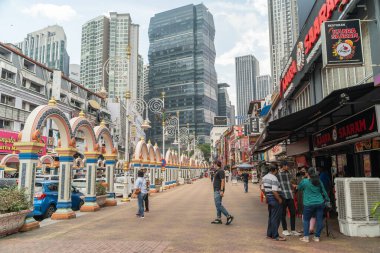 KL, Malezya - 9 Nisan 2024: İnsanlar Brickfields 'ın etrafını araştırırken görülebiliyor KL' deki Küçük Hindistan, Hint toplumu tarafından Hint mağazaları ve restoranları olan geniş bir caddeye dönüştürüldü..