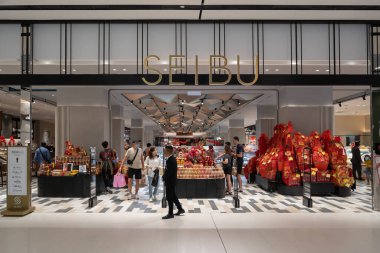 KL, Malezya-25 Ocak 2024: İnsanlar SEIBU 'yu The Exchange TRX Mall' da gezerken görebilirler. Malezya 'nın ilk lüks Japon mağazası..