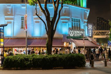 Singapur - 28 Ağustos 2023: İnsanlar Singapur 'da Song Fa Bak Kut Teh restoranının önünde kuyruğa girerken görülebiliyor, Song Fa Singapur Michelin Rehberi Bib Gourmand Teochew-style Bak Kut Teh ile ödüllendirildi.