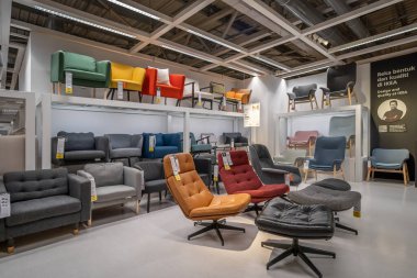 Kuala Lumpur, Malezya - 8 Mart 2024: Mobilya dükkanı Ikea 'da birden fazla aksesuar ve mobilya ile süslenmiş şık kanepe ve koltuk manzarası