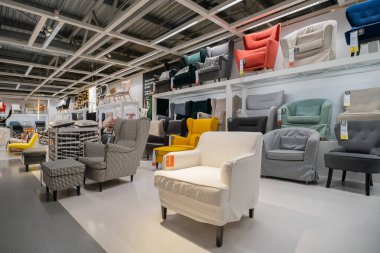 Kuala Lumpur, Malezya - 8 Mart 2024: Mobilya dükkanı Ikea 'da birden fazla aksesuar ve mobilya ile süslenmiş şık kanepe ve koltuk manzarası