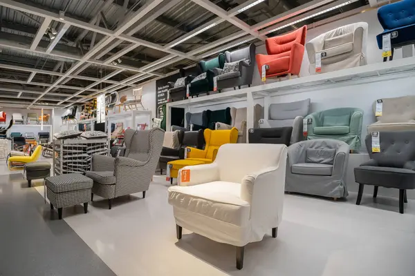 Kuala Lumpur, Malezya - 8 Mart 2024: Mobilya dükkanı Ikea 'da birden fazla aksesuar ve mobilya ile süslenmiş şık kanepe ve koltuk manzarası
