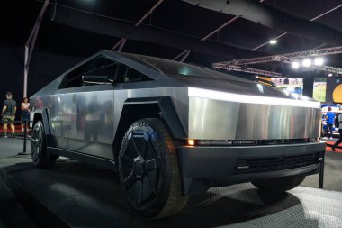 Serdang, Malezya - 24 Mayıs 2024: Tesla Cybertruck Maeps Serdang 'da Malezya Otomotiv 2024' te sergileniyor, insanlar keşif yaparken ve fotoğraflarını çekerken görülebiliyor.