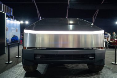 Serdang, Malezya - 24 Mayıs 2024: Tesla Cybertruck Maeps Serdang 'da Malezya Otomotiv 2024' te sergileniyor, insanlar keşif yaparken ve fotoğraflarını çekerken görülebiliyor.