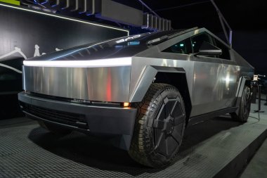 Serdang, Malezya - 24 Mayıs 2024: Tesla Cybertruck Maeps Serdang 'da Malezya Otomotiv 2024' te sergileniyor, insanlar keşif yaparken ve fotoğraflarını çekerken görülebiliyor.